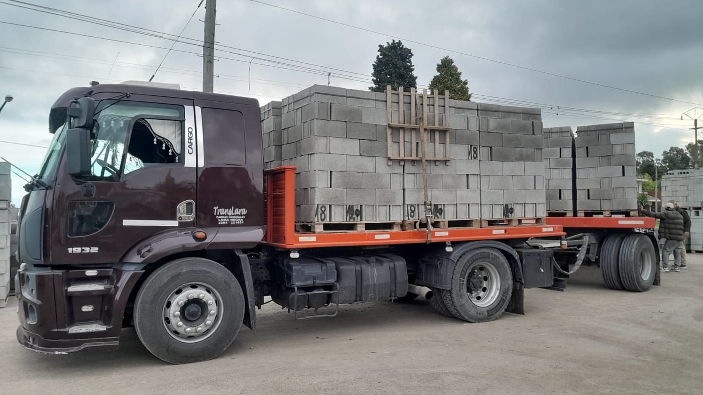 Camión cargado con pallets de bloques listos para entregar