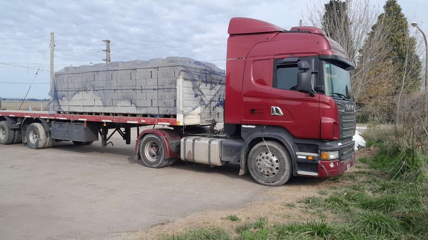 Semirremolque con bloques cubiertos por red