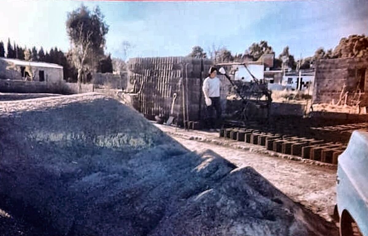 Fabricando bloques junto a la pila de piedra