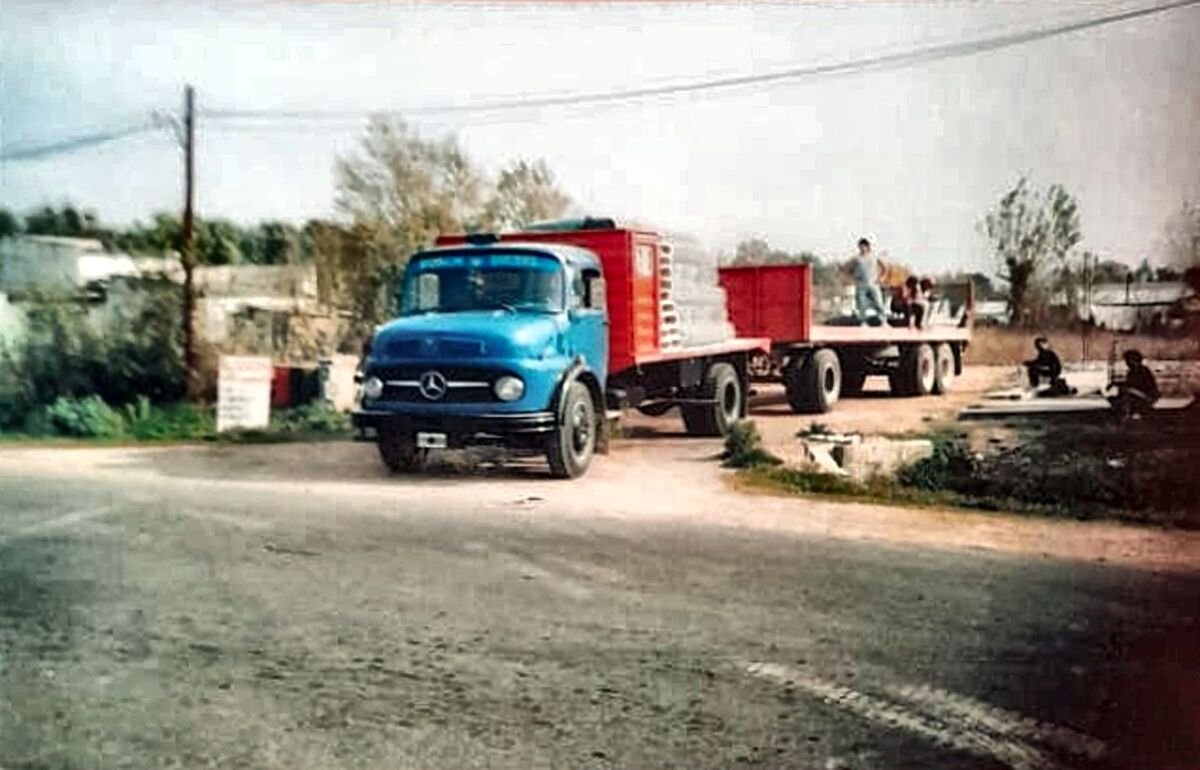 Mercedes con acoplado cargando bloques